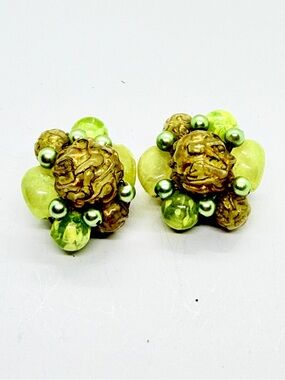Vintage 1960s Hong Kong Gold Tone Olive Green Bead Cluster Clip On Earrings‎